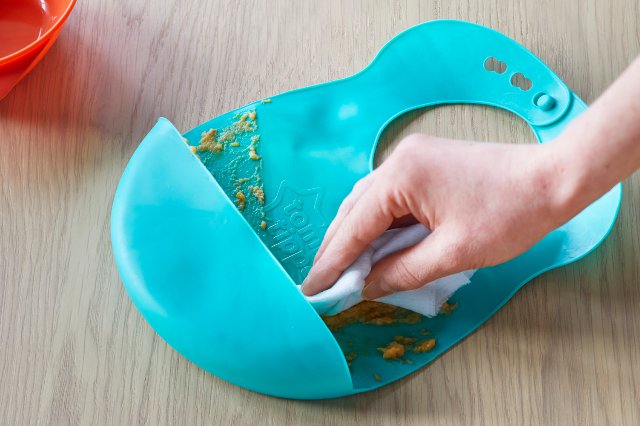 Tommee Tippee PLASTOVÝ BRYNDÁČEK ROLOVACÍ EXPLORA > varianta aqua
